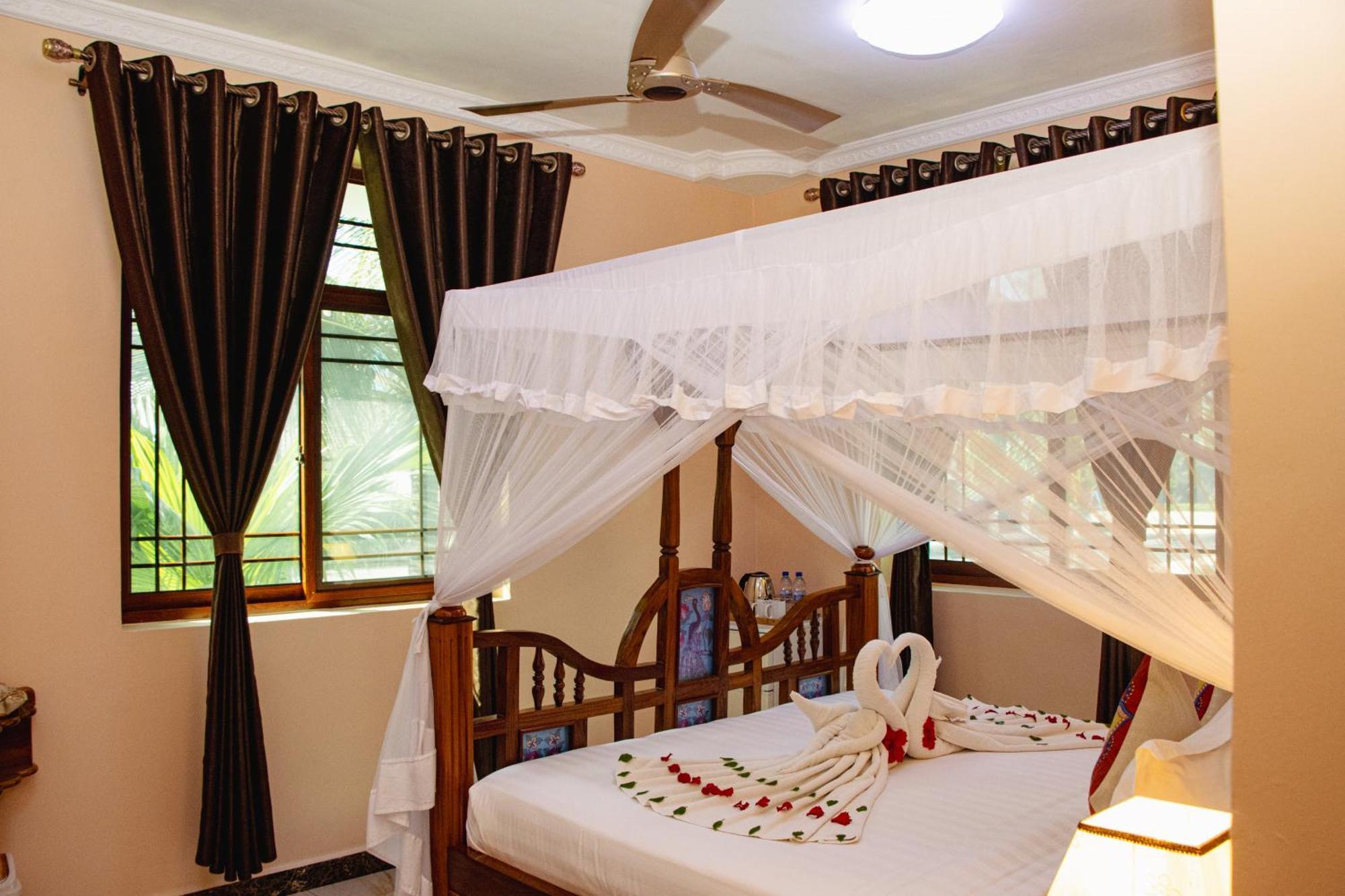 Sunny Palms Hotel Uroa